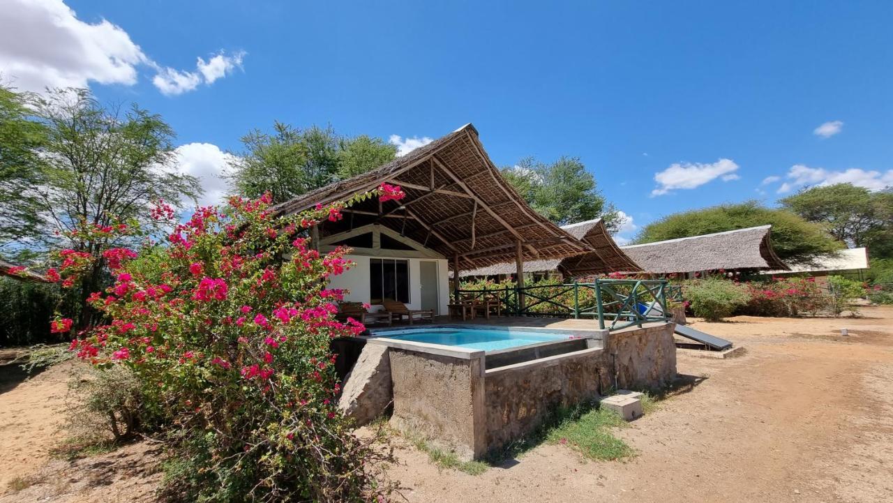 Отель Manyatta Camp Voi Экстерьер фото
