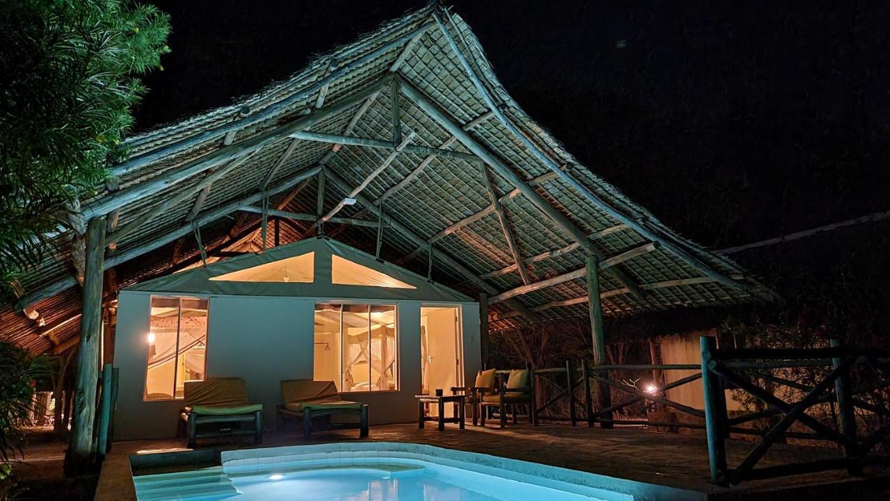 Отель Manyatta Camp Voi Экстерьер фото