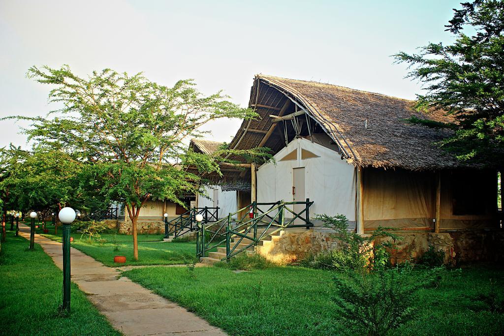 Отель Manyatta Camp Voi Экстерьер фото