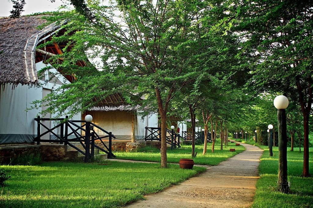 Отель Manyatta Camp Voi Экстерьер фото
